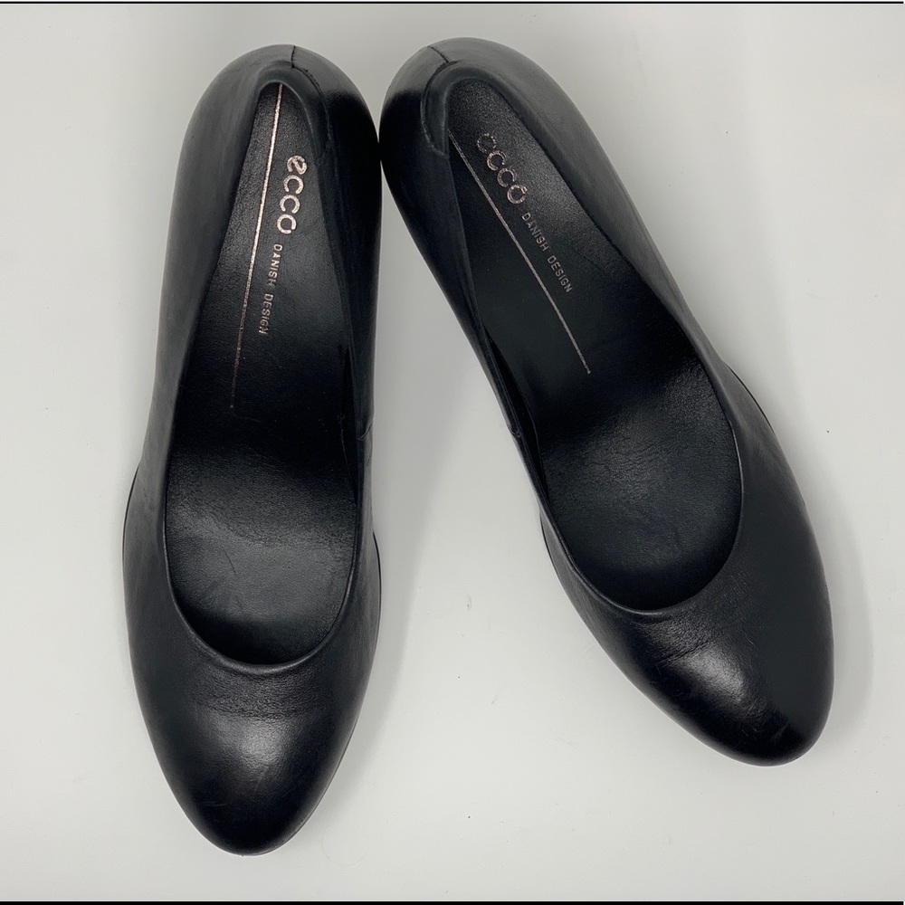 ❌PRICE DROP❌ Ecco Round Pumps sz 40